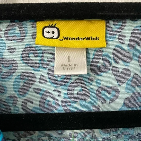 Wonder Wink scrub top shirt two pockets v neck Sz L.   V-22 - Picture 2 of 5